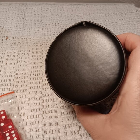 NIOB Leatherette faux black leather w/ red velvet lining dice cup & 5 red dice - Picture 4 of 11